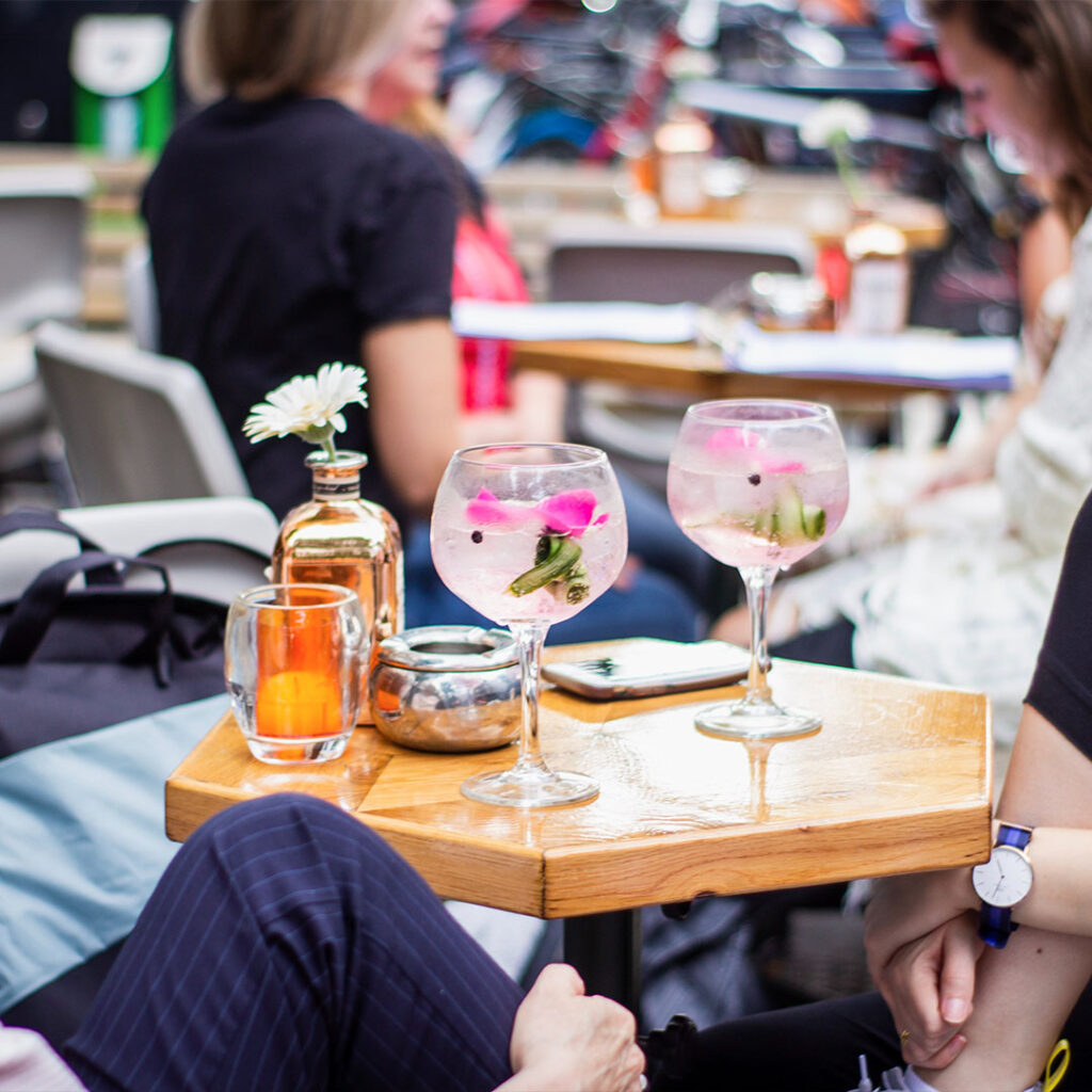 aperitivo we włoskiej kawiarni