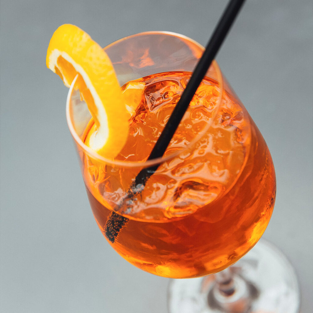 Bezalkoholowe Gingerino z lodem w formie Spritz