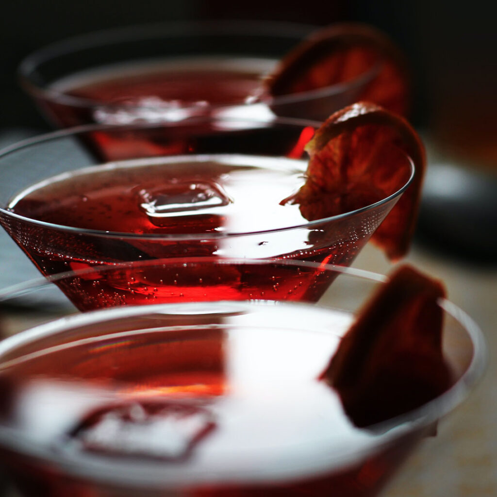 Światowe koktajlowe klasyki na bazie są tworzone na bazie Campari.