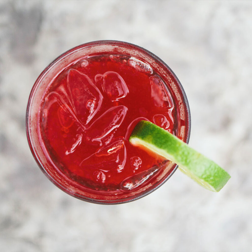 Przygotowanie Tinto de Verano - lód, wino i lemoniada.