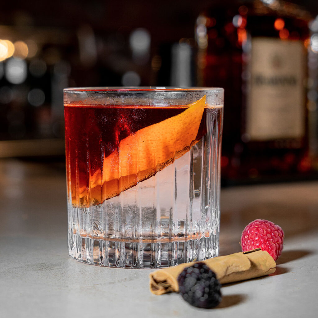 Sposób podania tego włoskiego aperitifu - Campari z tonikiem.