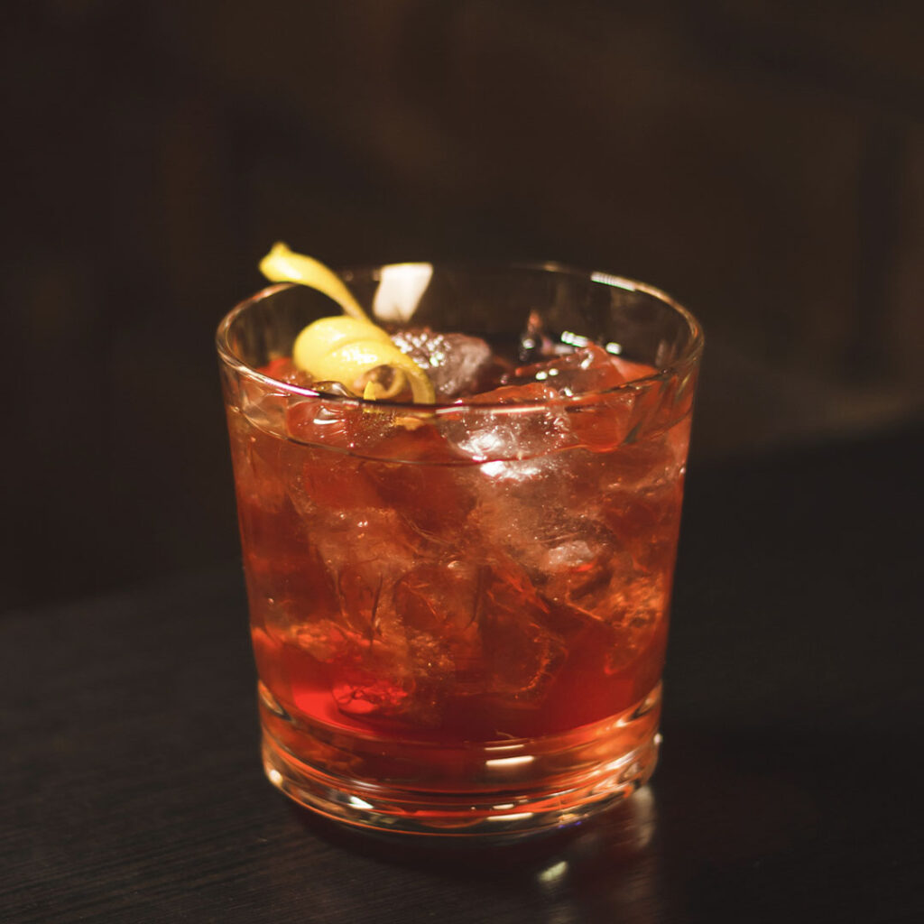 Połączenie wermutu i Campari, czyli kultowe włoskie Americano.