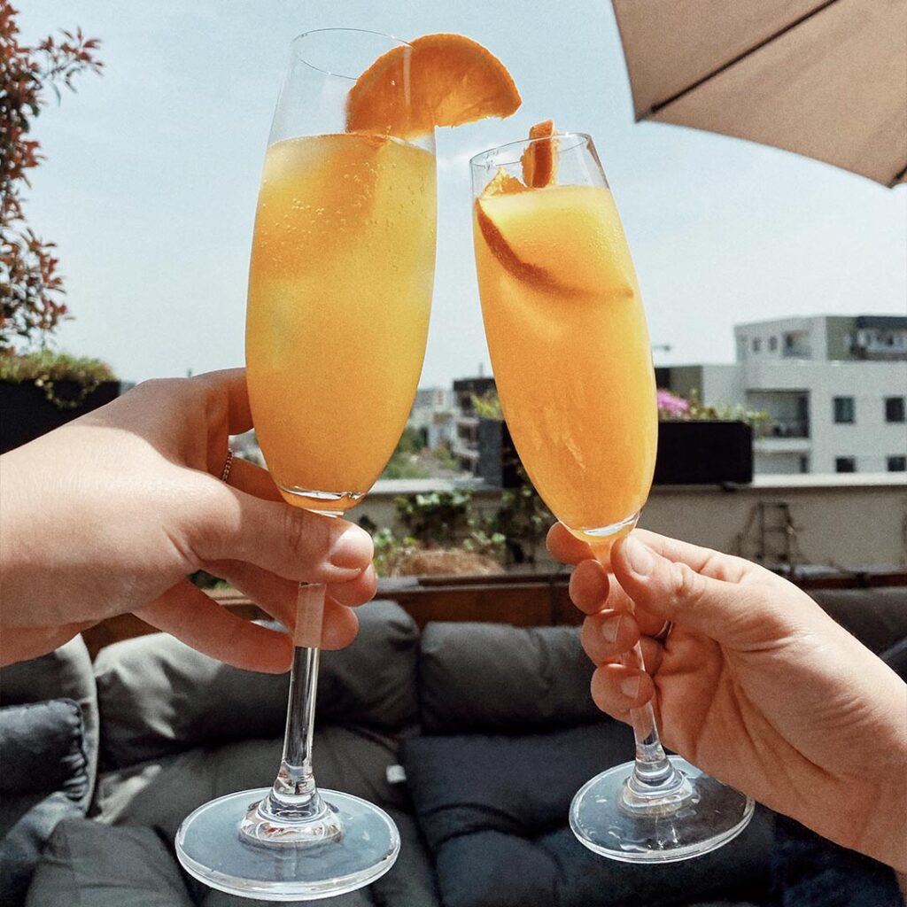 Wino musujące i sok pomarańczowy, czyli skład koktajlu Mimosa