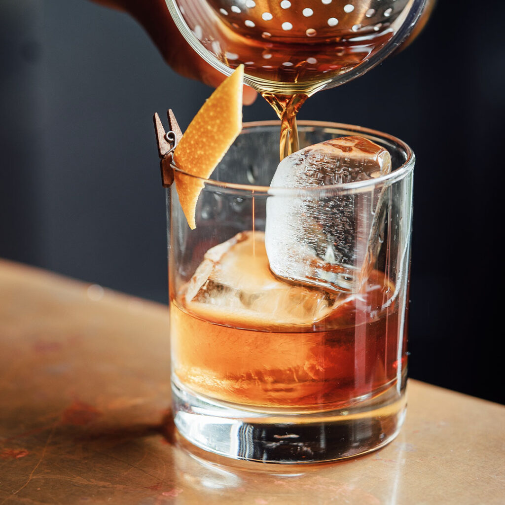 Włoski aperitif Americano, czyli koktajl, który znajdziesz w każdym barze na świecie.