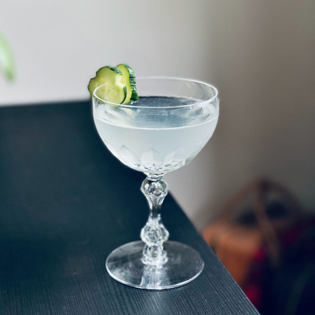 koktajl gimlet, czyli klasyczny koktajl na bazie ginu i soku z limonki