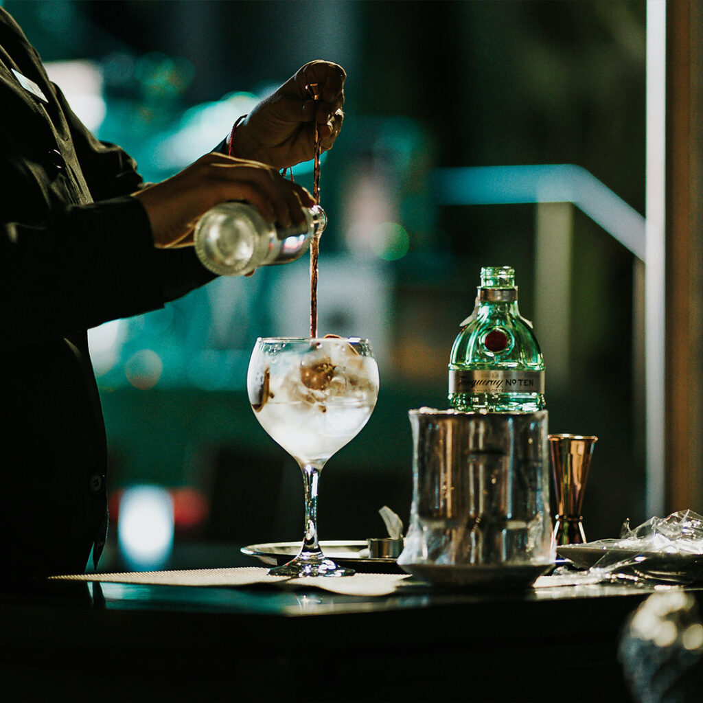 klasyczny koktajl czyli gin z tonikiem