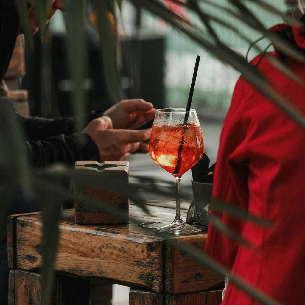 klasyczne alkohole, jakie warto wybrać na aperitif