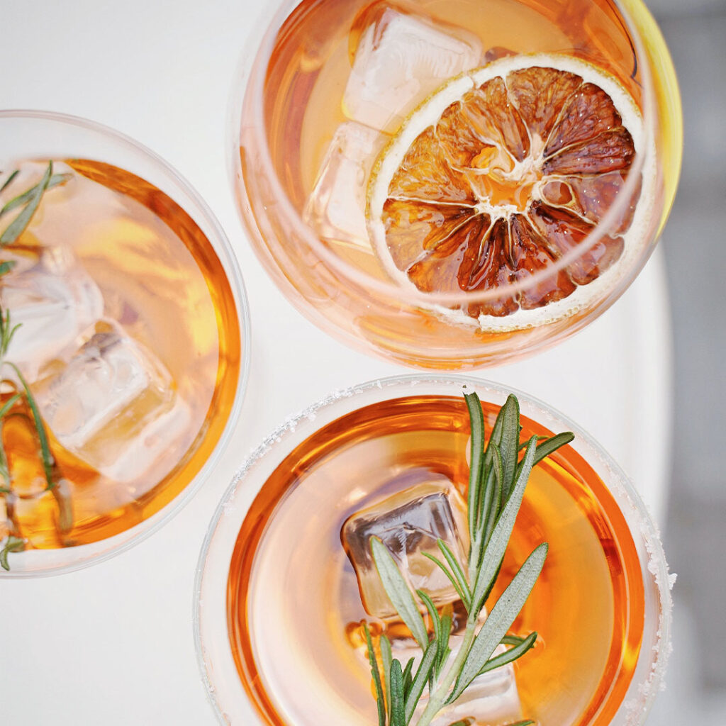trzy szklanki z aperitifem w formie spritz