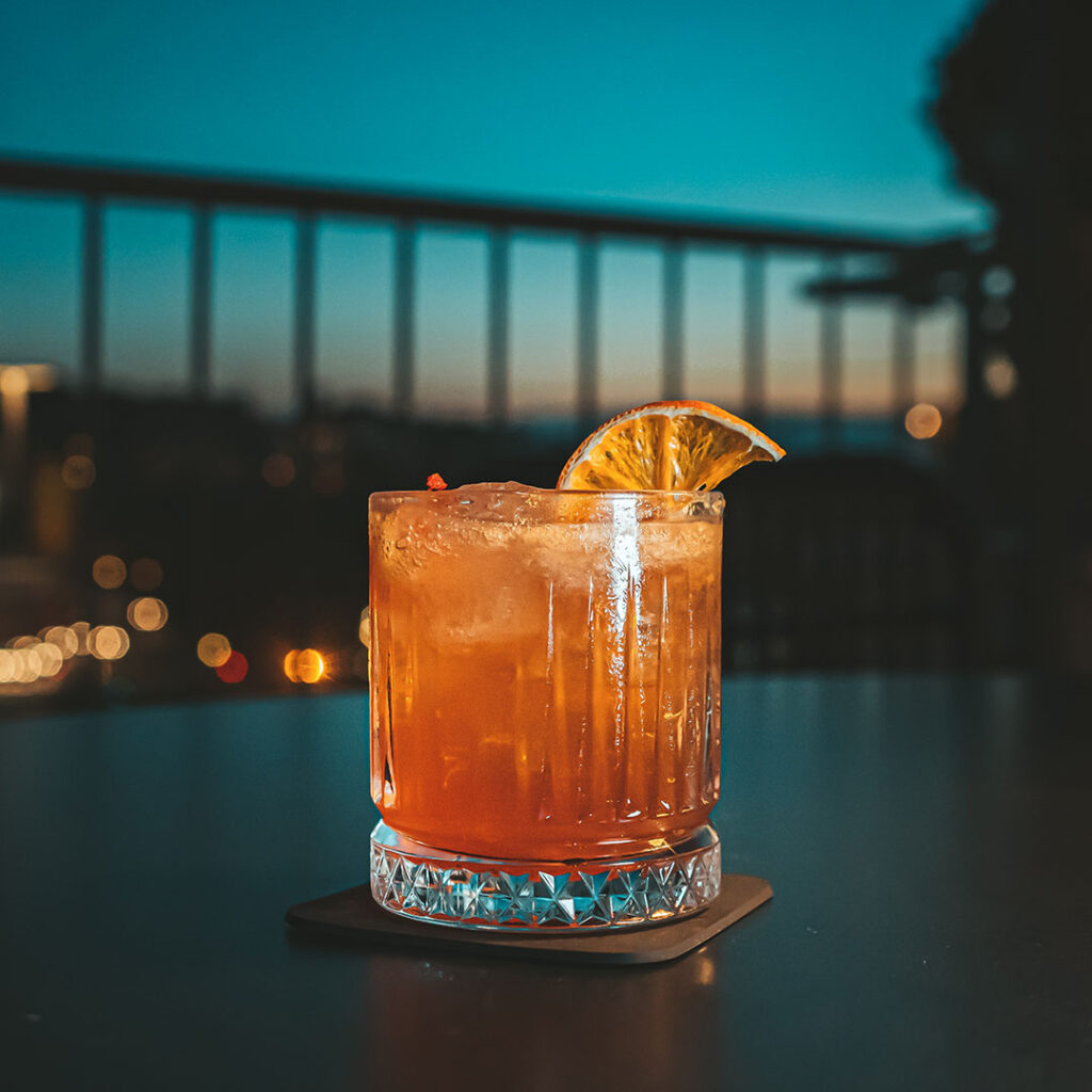 Szklanka z aperitifem Negroni