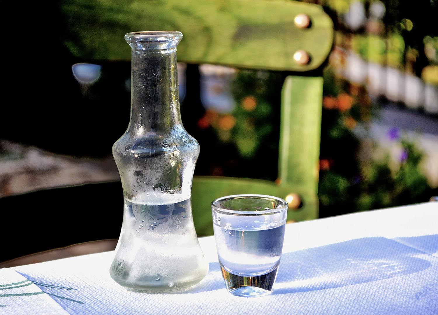 Ouzo – wprowadzenie do kultury aperitifu w Grecji