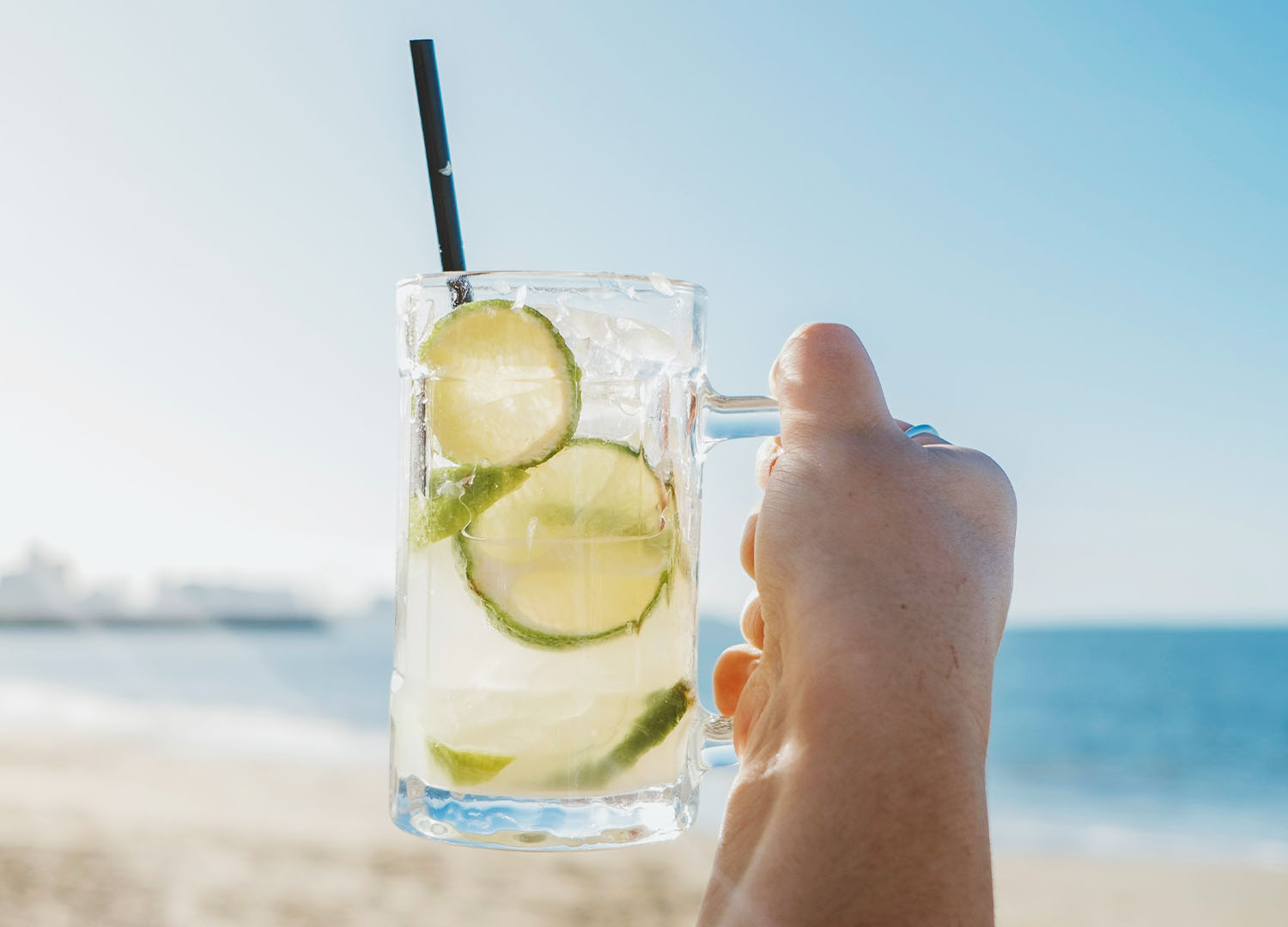 Caipirinha, czyli smak Brazylii w koktajlu. Poznaj przepis, historię oraz kulturę picia.